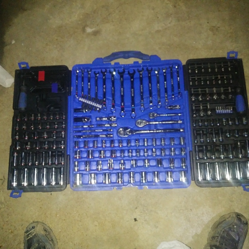 It's a mechanic set of over 300 some pieces Cobalt